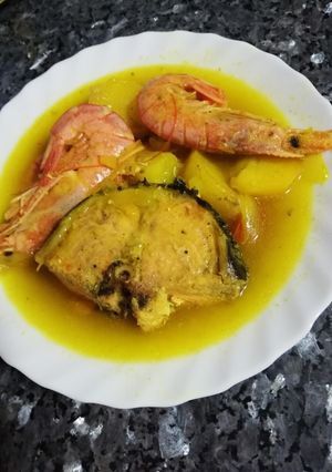 Una foto de Guiso de patatas y pescado con langostinos