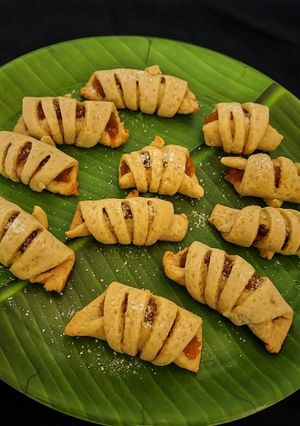 A picture of Apple stuffed roll.