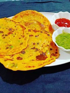 બેસન ગાર્લિક ચીલા (Besan Garlic Chila Recipe in Gujarati) રેસીપી મુખ્ય ફોટો