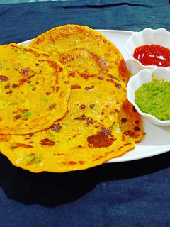 બેસન ગાર્લિક ચીલા (Besan Garlic Chila Recipe in Gujarati) રેસીપી મુખ્ય ફોટો