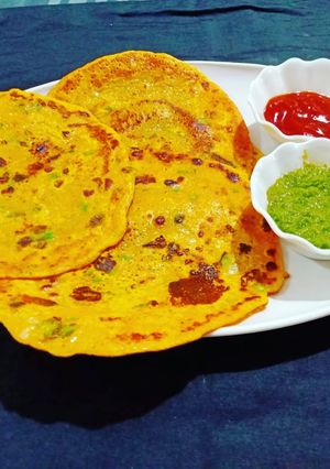 બેસન ગાર્લિક ચીલા (Besan Garlic Chila Recipe in Gujarati) રેસીપી મુખ્ય ફોટો