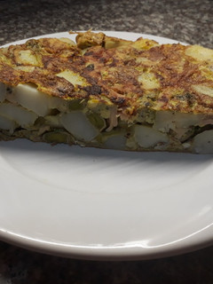 Una foto de Tortilla de papas y habas