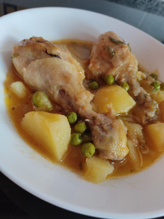 Una foto de Pollo con patatas