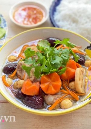 Hình của món Sườn Non Tiềm Nấm Đông Trùng Hạ Thảo.