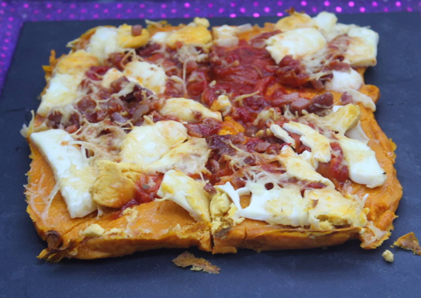 Pizza de jamón con masa de zanahoria