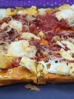 Una foto de Pizza de jamón con masa de zanahoria