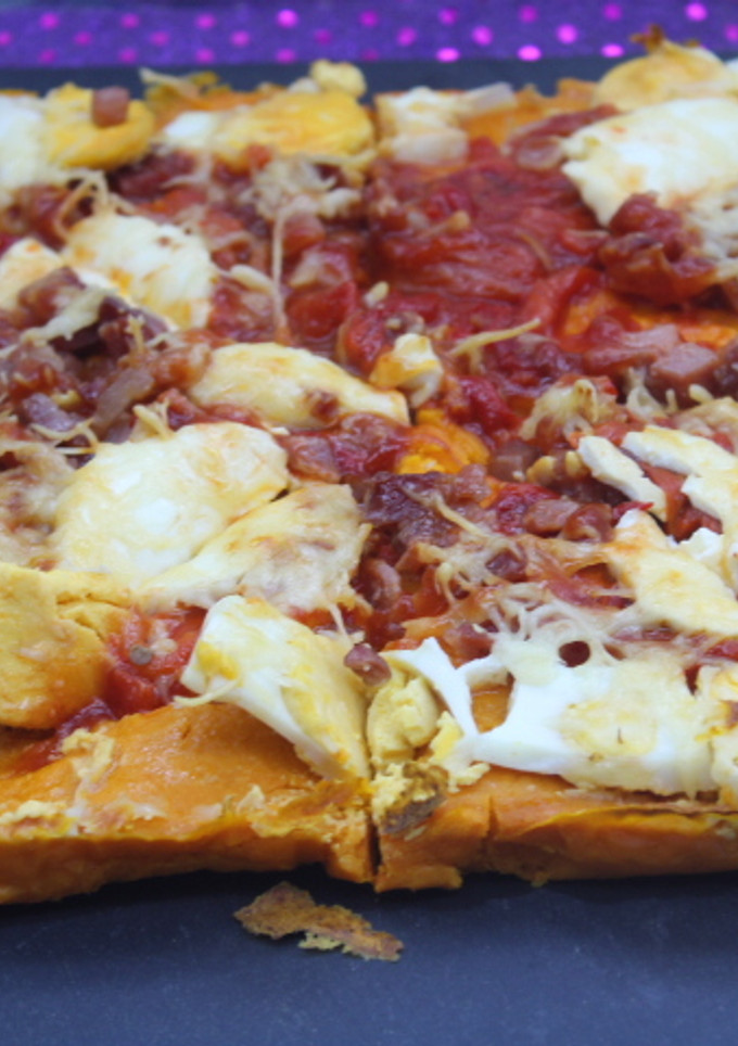 Una foto de Pizza de jamón con masa de zanahoria