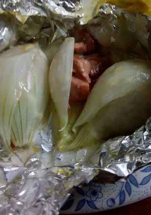 Una foto de Cebollas asadas (rellenas de salchicha)