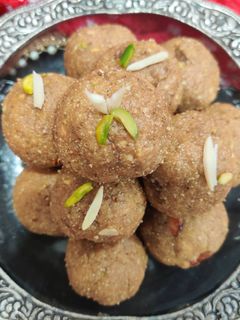 गोंद के गुड़ के लड्डू (Gond ke gud ke laddu recipe in Hindi) रेसिपी मुख्य फोटो