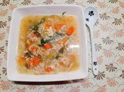 Una foto de caldo de pollo con arroz