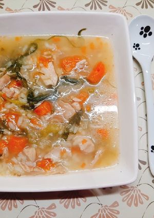 Una foto de Caldo de pollo ¡Salió sopa de arroz, pollo y verduritas!