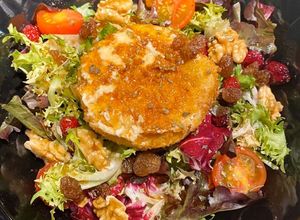 Foto principal de Comida VeraniegaEnsalada de queso de cabra con frutos secos