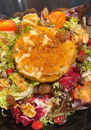 Una foto de Comida VeraniegaEnsalada de queso de cabra con frutos secos