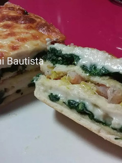Una foto de Pastel con pan de molde de espinacas y gambas