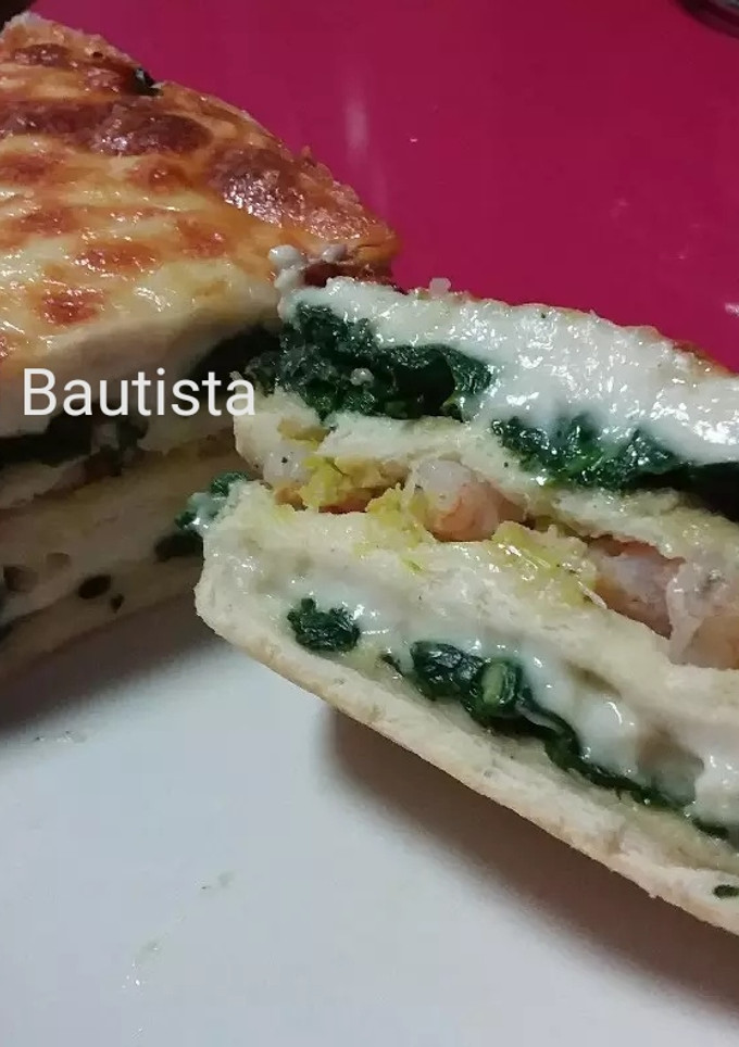Una foto de Pastel con pan de molde de espinacas y gambas