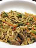 Chow Mein de Carne, Lechuga y Hoja de Mostaza