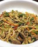 Chow Mein de Carne, Lechuga y Hoja de Mostaza