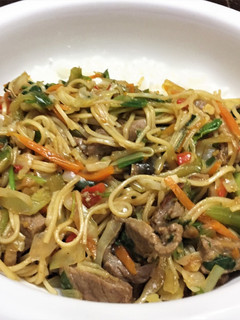 Una foto de Chow Mein de Carne, Lechuga y Hoja de Mostaza