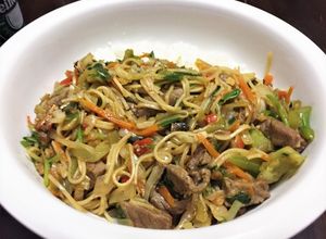 Una foto de Chow Mein de Carne, Lechuga y Hoja de Mostaza