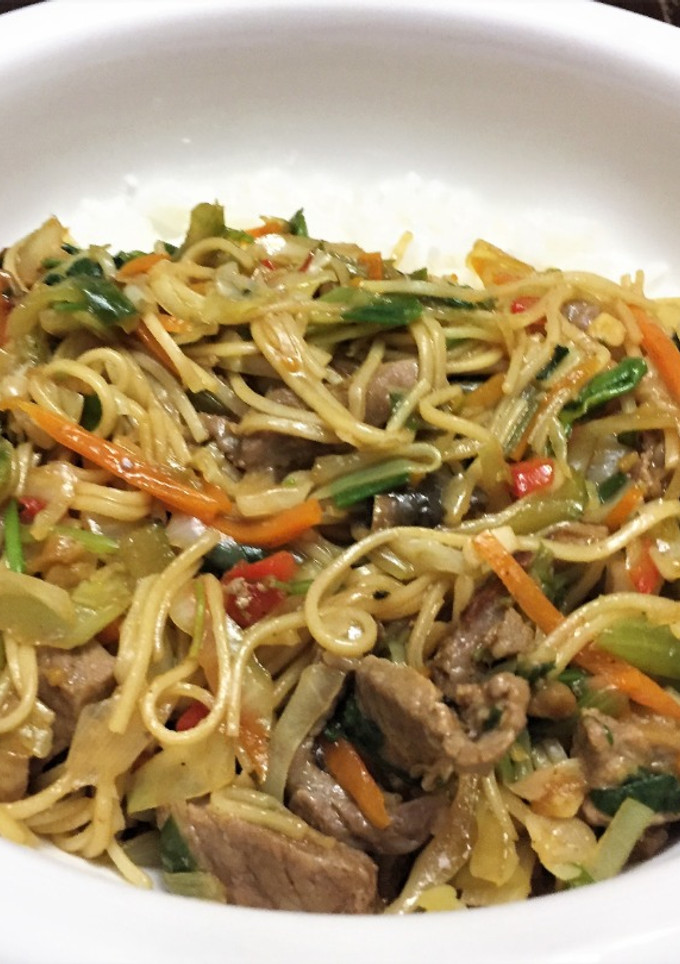 Una foto de Chow Mein de Carne, Lechuga y Hoja de Mostaza