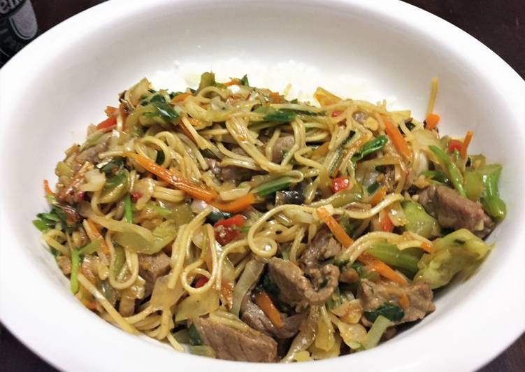 Chow Mein de Carne, Lechuga y Hoja de Mostaza