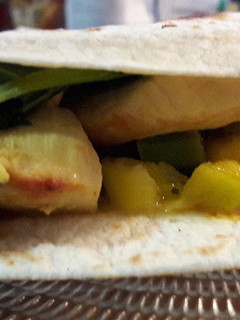 Una foto de Tacos de pollo y Kale con salsa de mango 🌮