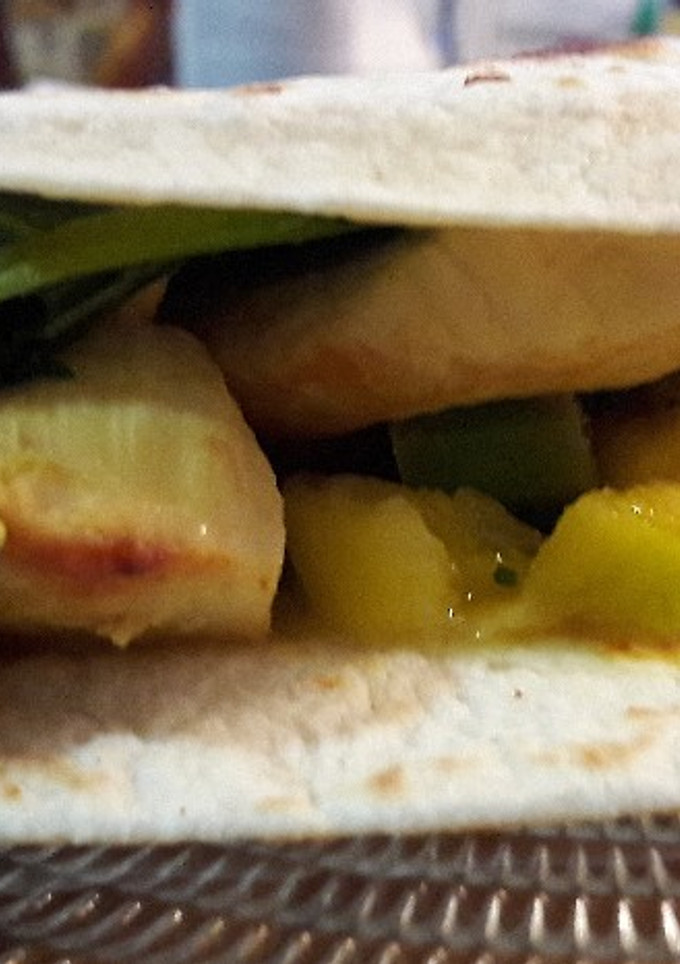 Una foto de Tacos de pollo y Kale con salsa de mango 🌮
