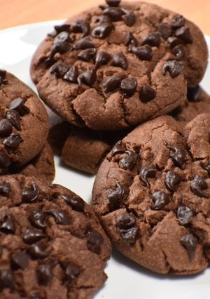 चॉकलेट चोको चिप्स कूकीज (Chocolate choco chips cookies recipe in hindi) रेसिपी मुख्य फोटो