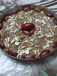 લાલ ખારેકનો હલવો (lal kharek halwa recipe in Gujarati) રેસીપી મુખ્ય ફોટો