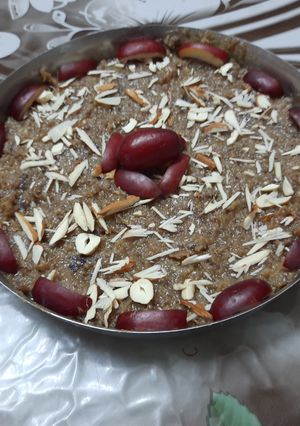 લાલ ખારેકનો હલવો (lal kharek halwa recipe in Gujarati) રેસીપી મુખ્ય ફોટો