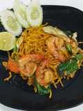เส้นเหลืองผัดซีอิ๊วกุ้ง