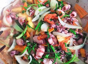 Hình của món Mực xào dứa, hành tây tỏi tây.