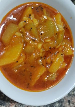 દૂધી બટાકા નું શાક (Dudhi Bataka Shak Recipe In Gujarati) રેસીપી મુખ્ય ફોટો