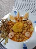 Garbanzos guisados con bacalao gambas y crujiente de cebolleta