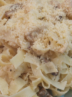Una foto de Fettuccine con pollo y champiñón 🍄