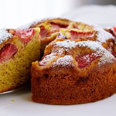 A picture of Easy Pistachio Cake with Strawberries🍓.