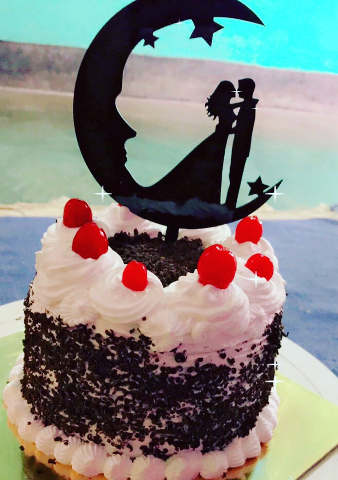 ब्लैक फ़ॉरेस्ट केक (black forest cake recipe in Hindi) रेसिपी मुख्य फोटो