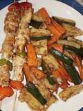 Brochettes de lottes et légumes sautés