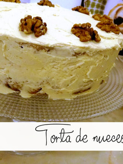 Una foto de Torta de nueces y café
