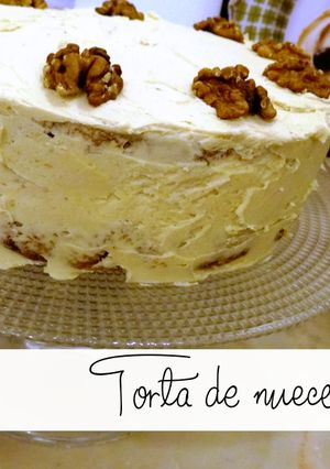 Una foto de Torta de nueces y café