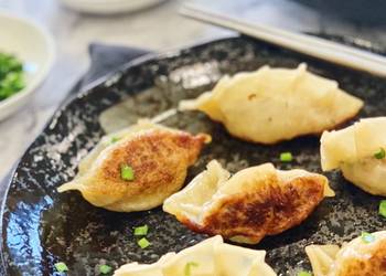 How to Make Appetizing Chicken Chives Dumplings 