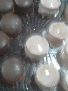 Una foto de Alfajores de chocolate y naranja con baño de chocolate y glasé
