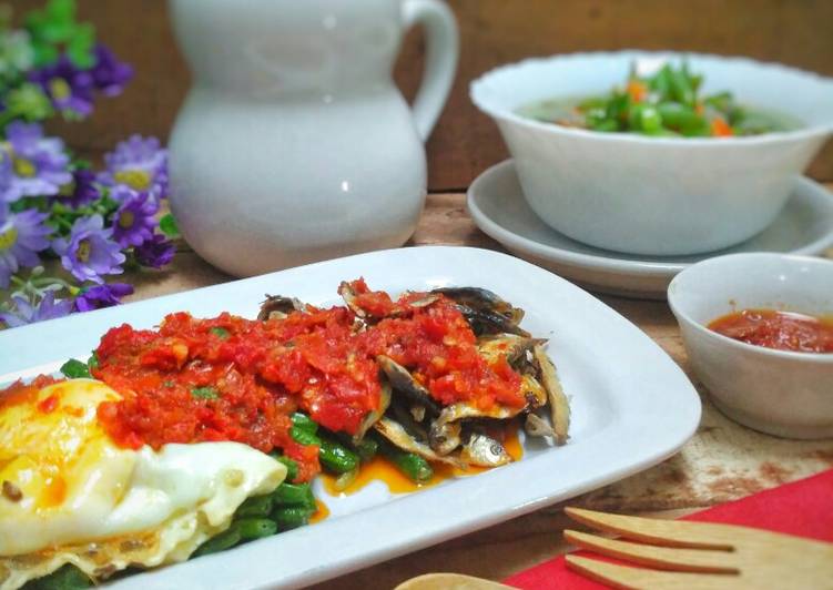 Bagaimana Menyiapkan Ikan Asin, Kacang Panjang, Telur Ceplok Balado Anti Gagal