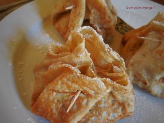 Aumônière de crêpes aux pommes et aux pruneaux