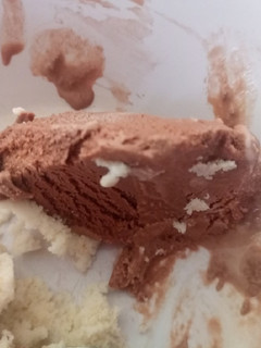 Una foto de Helado de chocolate en heladera