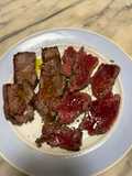 Straccetti di bavetta di manzo marinata in salsa teriyaki e cipolla