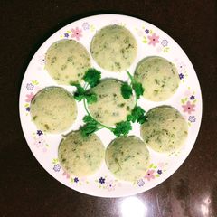 A picture of Rice Idli.