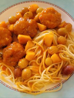 Una foto de Albóndigas de cerdo con uvas manzanas y espaguetis
