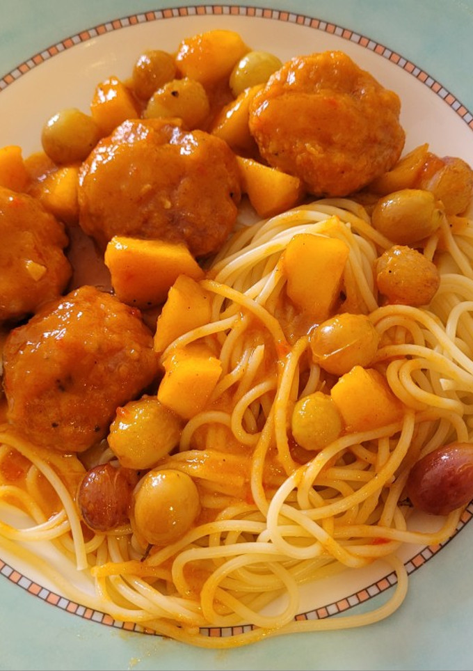 Una foto de Albóndigas de cerdo con uvas manzanas y espaguetis