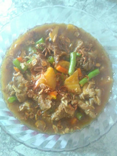 Foto resep Semur daging sapi kentang goreng + sayuran